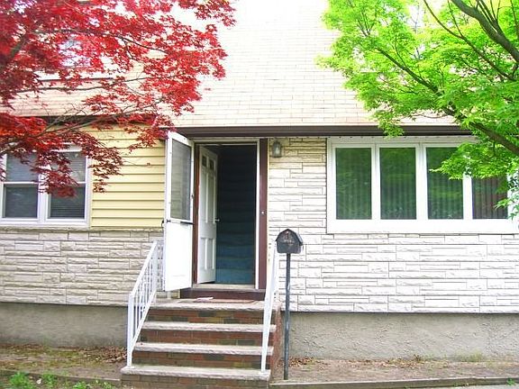 3rd image of 133 Maple Pkwy
