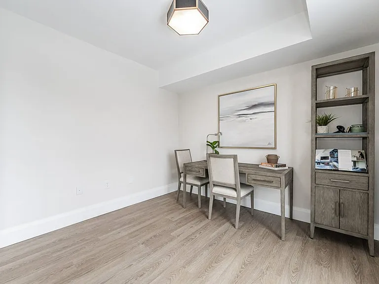 460 Columbia St W — Photo 138