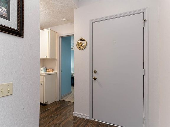 5th image of 4211 Castlewood Dr