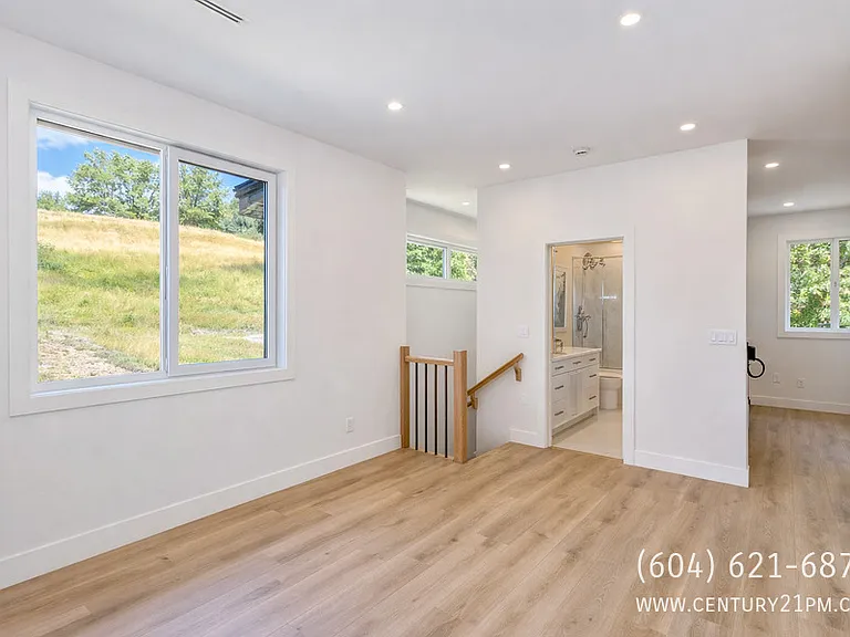 34165 Hartman Ave #UPPER — Photo 4