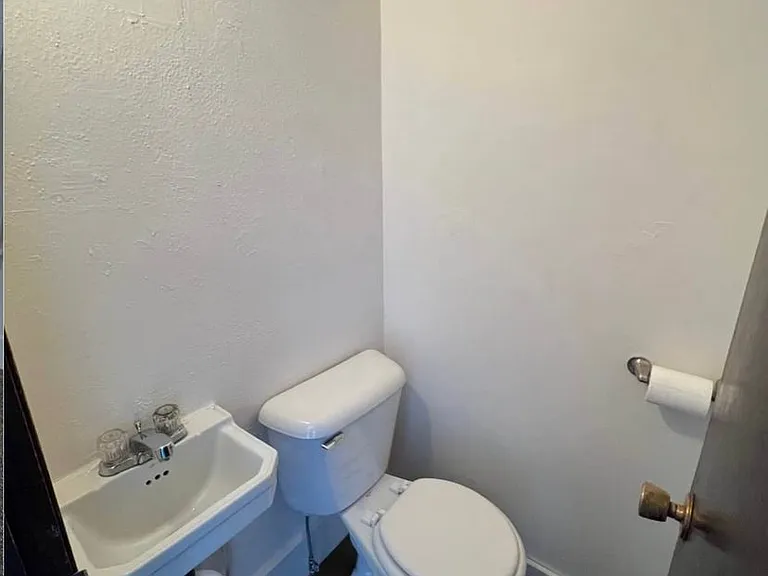 702 N Washington St — Photo 9