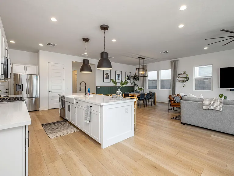 10209 E Thistle Ave — Photo 3