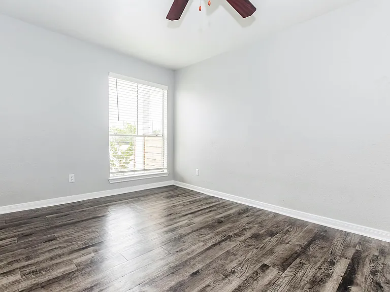 Bayou Park Apartments — Photo 36