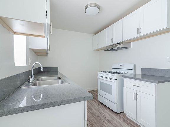 4th image of 14766 Delano St APT 11