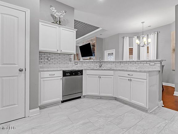 4th image of 2544 Madeline Ln