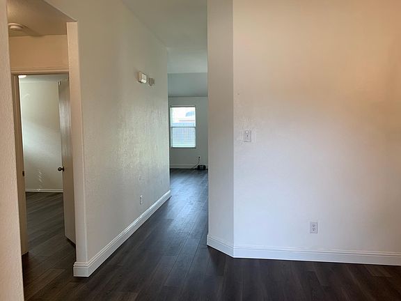 3rd image of 920 Oakcrest Dr