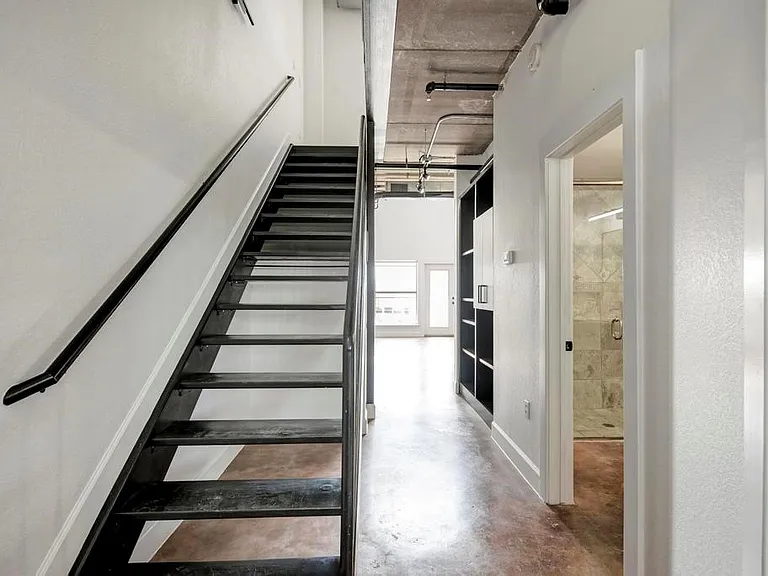 807 E 14th St #305 — Photo 2