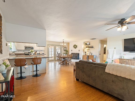 4th image of 3659 N Taylor Dr
