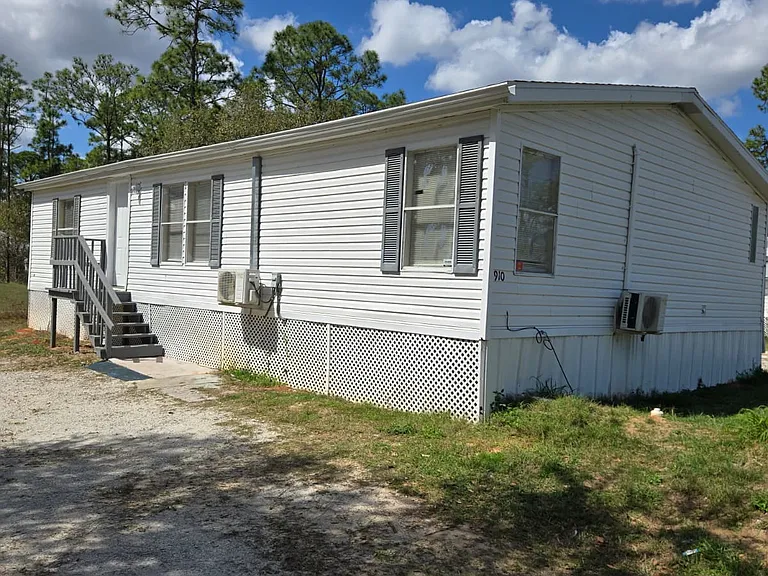 910 W Maxanna Blvd — Photo 1