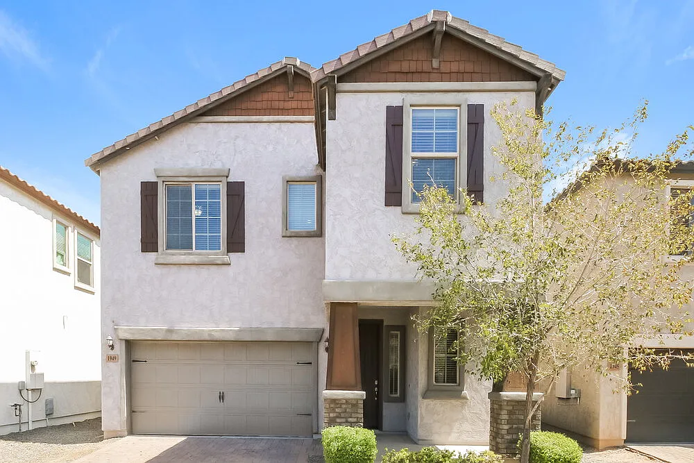 4 bed, 2.5 bath, 2136 sqft, $2,300 — Photo 1