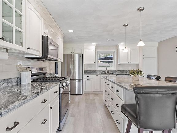 4th image of 15 San Mateo Dr