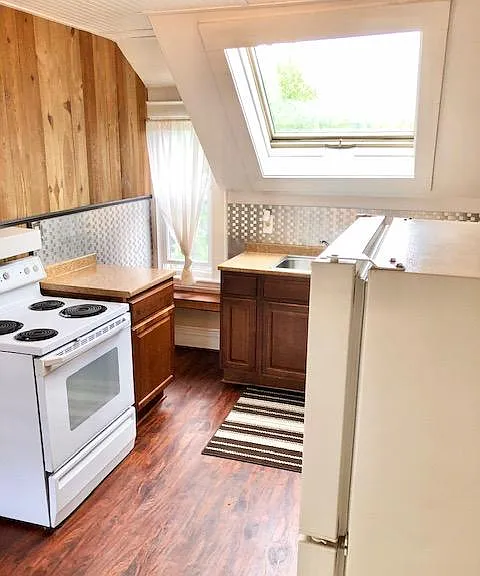 Kitchen w/skylight