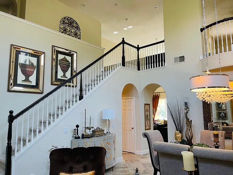 714 Round Hill Dr — Photo 5
