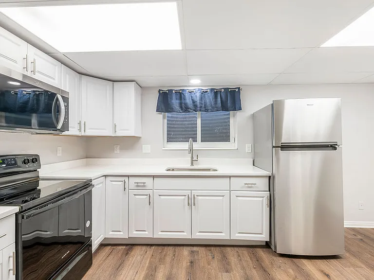 302 Elmwood Dr #BASEMENT — Photo 2
