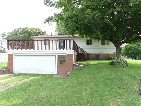 2nd image of 305 McMartin St