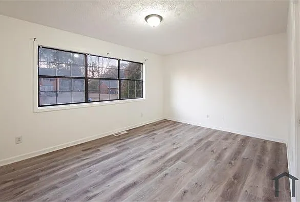 1928 Patterson Cir — Photo 11