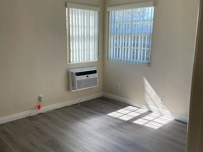 1521 1/2 N Hollywood Way #1521-1/2 — Photo 10