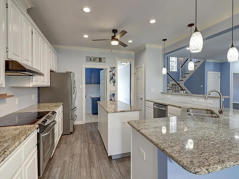 7810 Duchess St — Photo 48