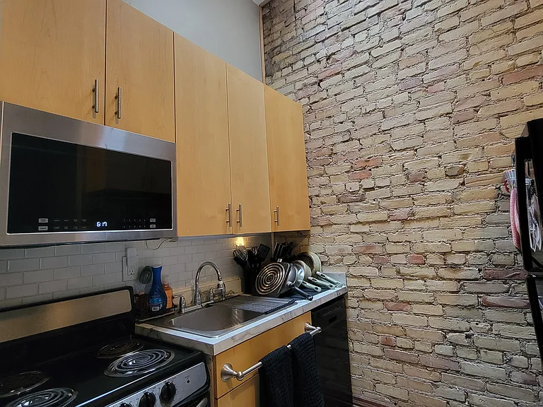 326 E 18th St — Photo 2