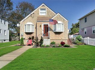 14 Rugby Rd, Merrick, NY 11566