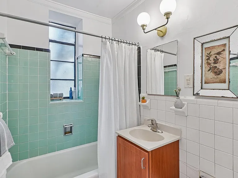 Cameron Court Apartments — Photo 76