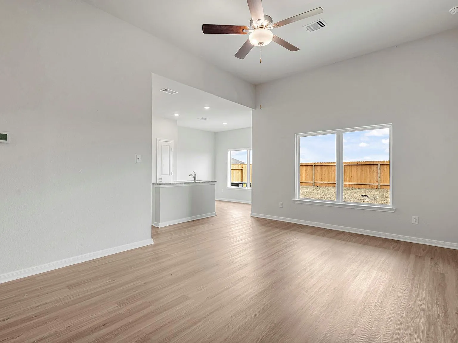3 bed, 2.0 bath, 1366 sqft, $2,120 — Photo 4