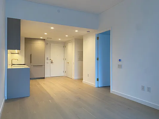 Rented by Chase Global Realty Corp | media 17