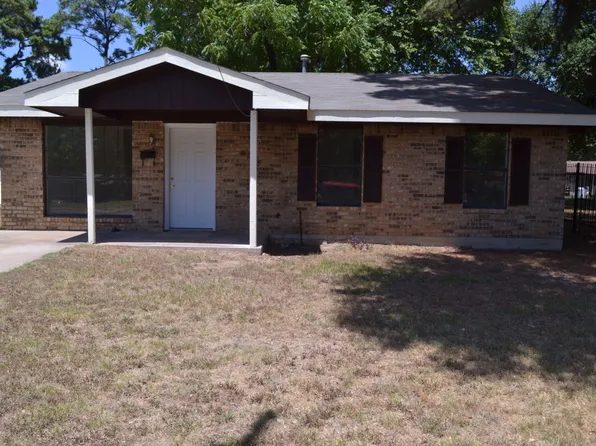 906 W 3rd St, Hearne, TX 77859