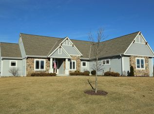 N53W17630 Ridgeline Trl, Menomonee Falls, WI 53051