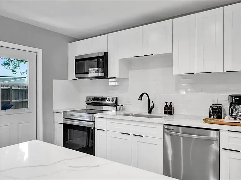 1573 NE 30th Ct — Photo 3
