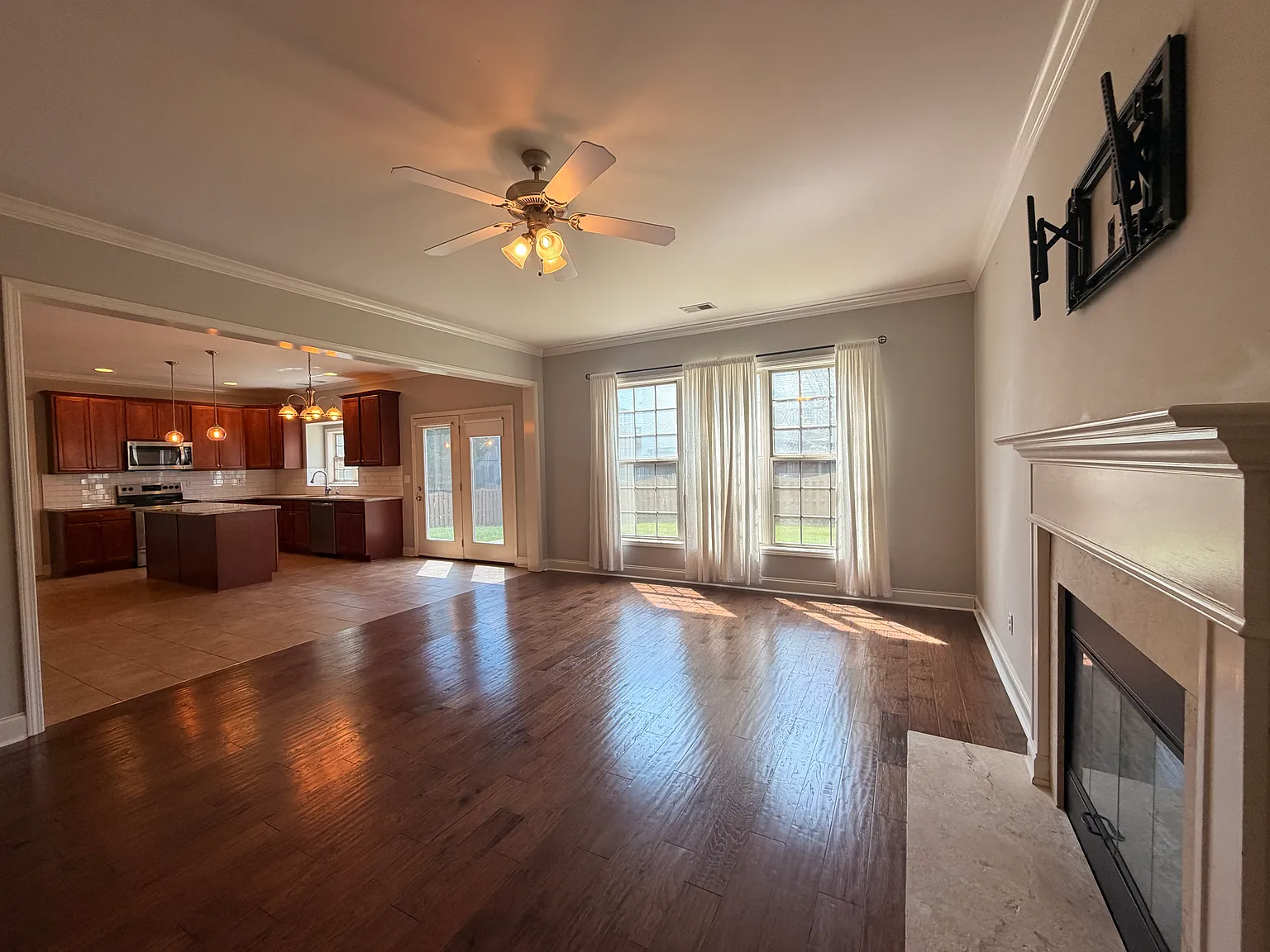 4 bed, 2653 sqft, $3,000 — Photo 3