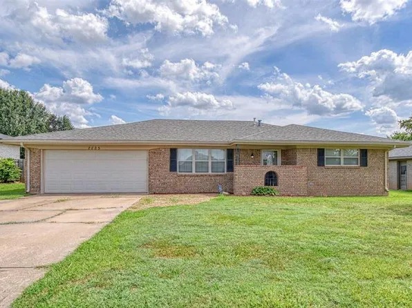 2225 W Country Club Rd, Chickasha, OK 73018