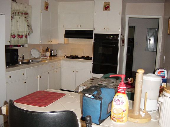 Kitchen w/breakfast bar