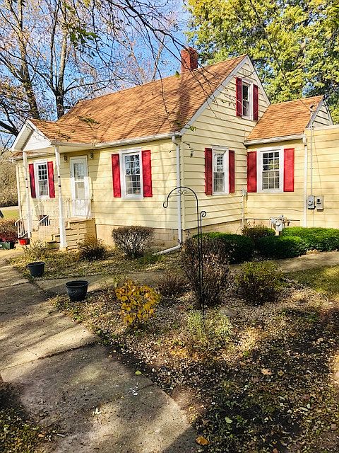 1st image of 820 E 1st St