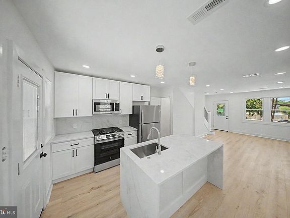 4th image of 5614 Blaine St NE