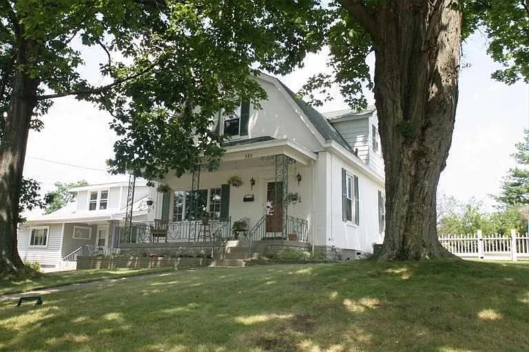 121 Grant St photo 1