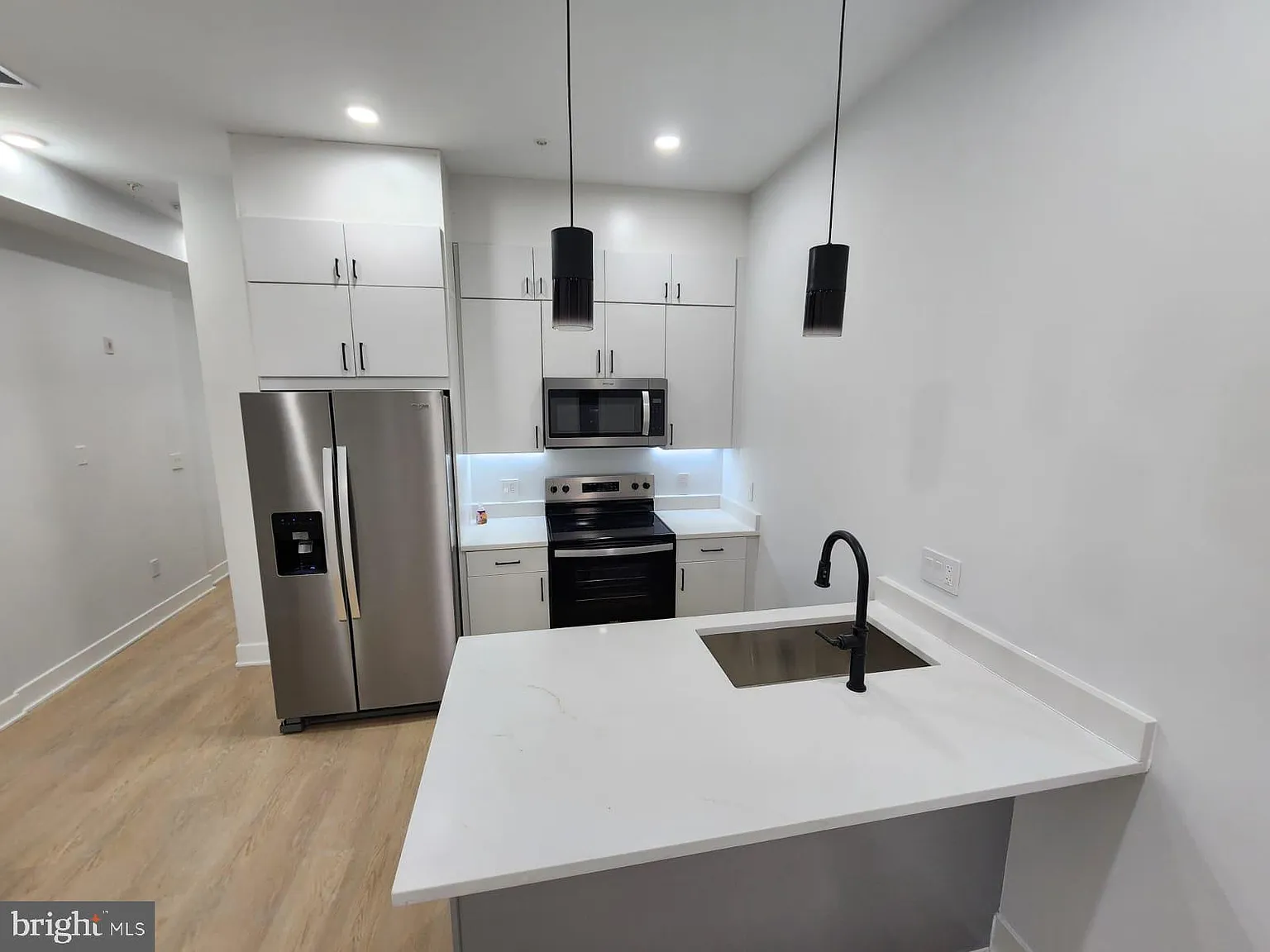 3 bed, 949 sqft, $5,500 — Photo 4