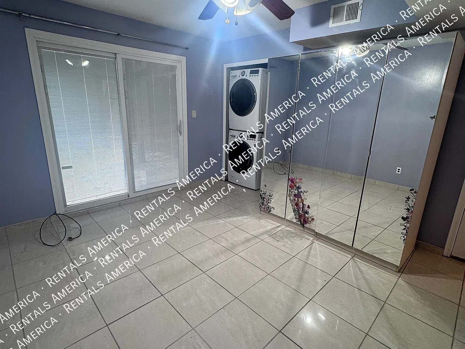 3 bedrooms 3 bath — Photo 2