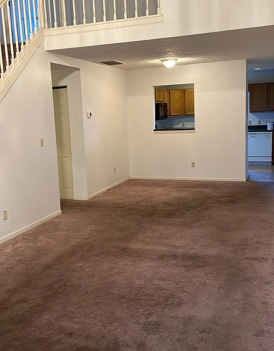 3 bed, 2212 sqft, $2,300 — Photo 2