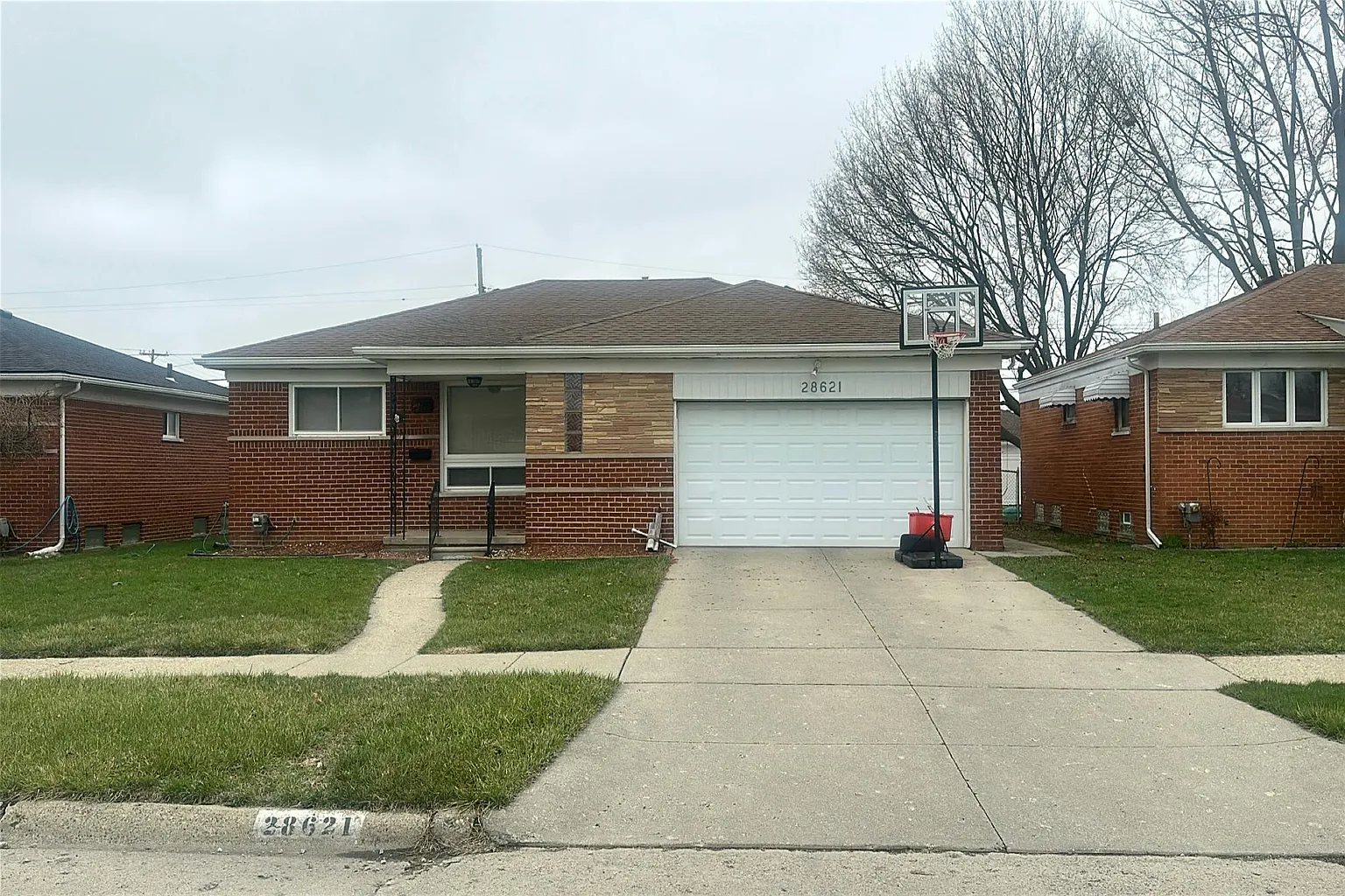 28621 Gilbert Dr photo 1