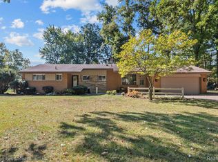 8009 Coventry Ave, Grosse Ile, MI 48138