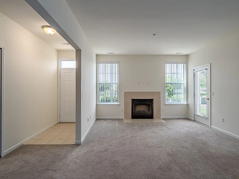 Ashford Apartments — Photo 98