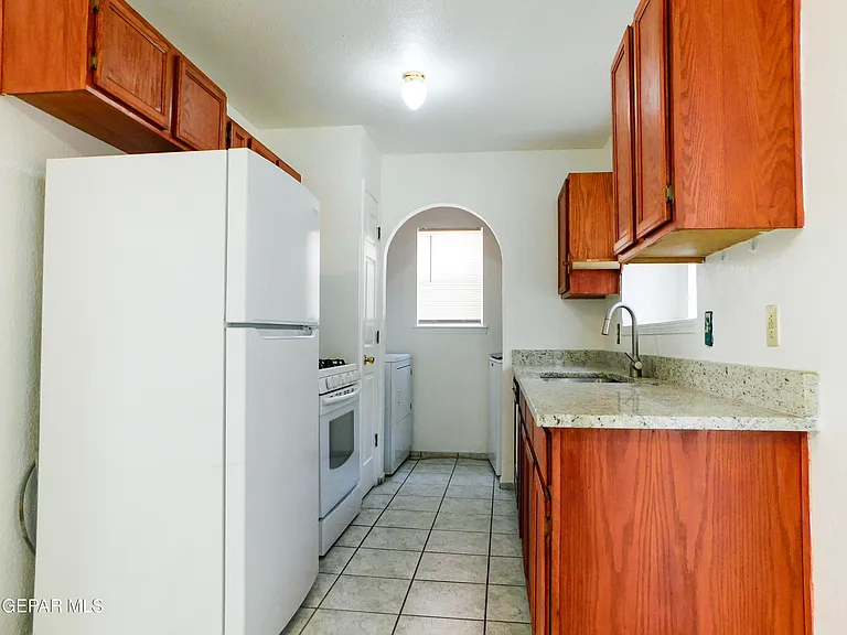 726 Medina St — Photo 14