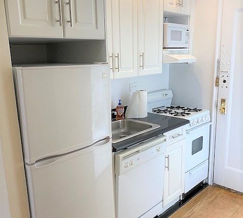 5th image of 226 E 74th St APT 5D
