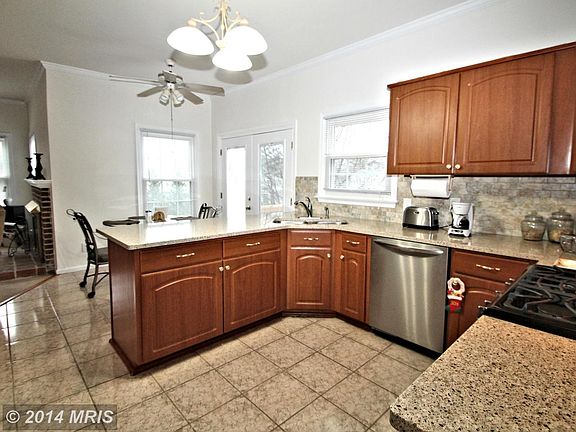 5th image of 6 Westhampton Ct
