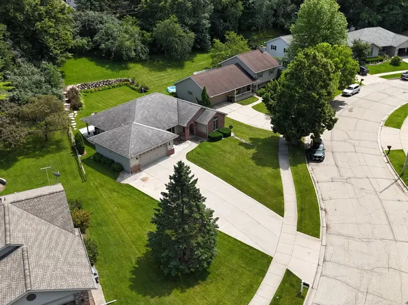 2011 Hollow Cir, West Bend, WI 53090