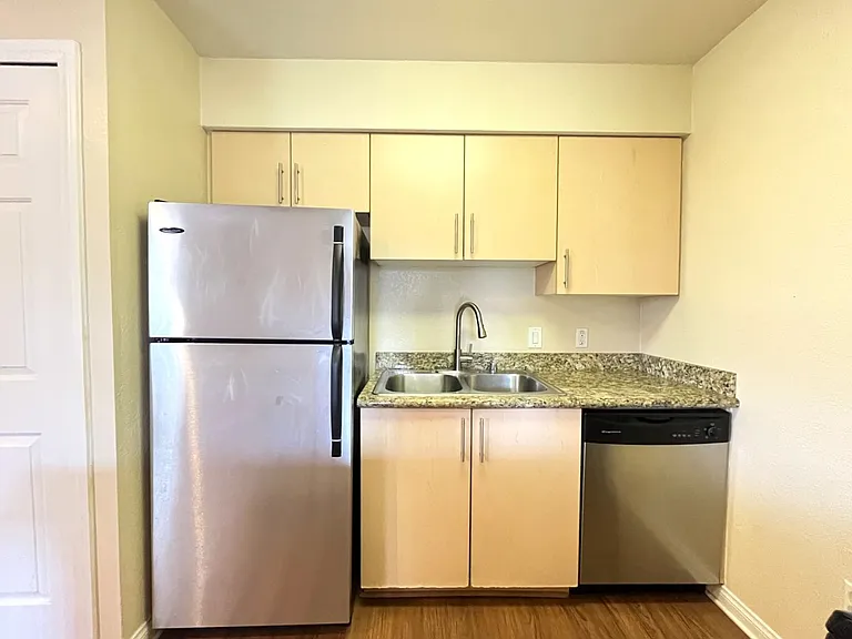 2160 Highpointe Dr #112 — Photo 8