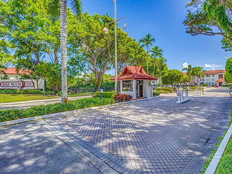 101 Half Moon Cir #B — Photo 59