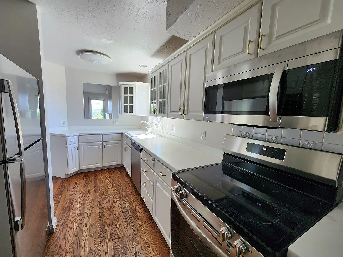 Aves Stunning 2 bd 2 bath Condo! Vaulted Ceilings! Garage! — Photo 2