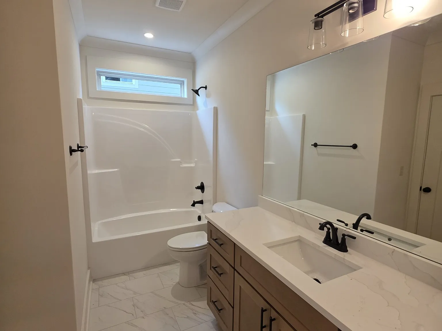 3 bed, 1996 sqft, $2,600 — Photo 2